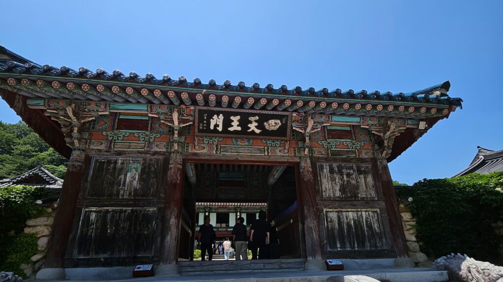 설악산 신흥사 사천왕상 앞에서의 고요한 기도 장면