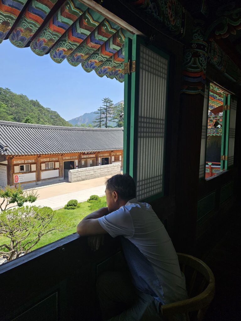 신흥사 명상 중 들려오는 독경의 울림(Resonance of Silence)